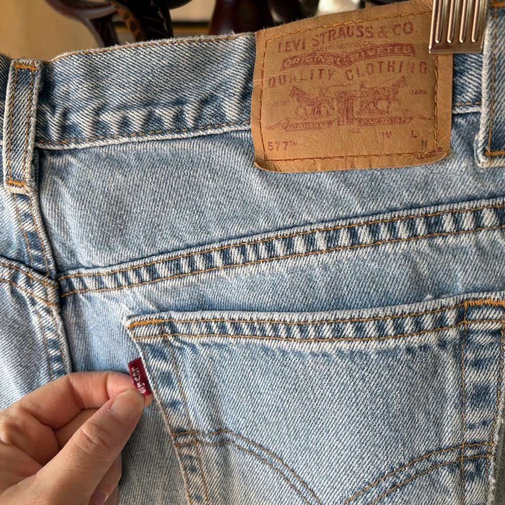 Vintage 90s Levi's 560 Loose Fit Straight Leg Jeans • Light Wash, Size 12 - Picture 3 of 12